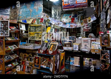 Buenos Aires, Argentine, un stand de souvenirs argentin dans le marché intérieur de San Telmo. Banque D'Images