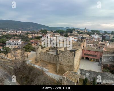Vue aérienne du château médiéval de la ville de Calonge avec cour intérieure de garnison entourée de murs crénelés et quaré vieille tour, palais résidentiel Banque D'Images