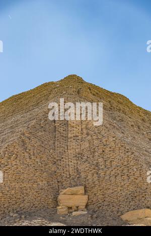 Égypte, région du Fayoum, El Lahun, pyramide de Sésostris II, briques renforcées par une structure en pierre dure. Banque D'Images