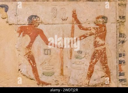 Egypte, Saqqara, tombeau de Ty, scènes de boulangerie : Pound grains. Banque D'Images