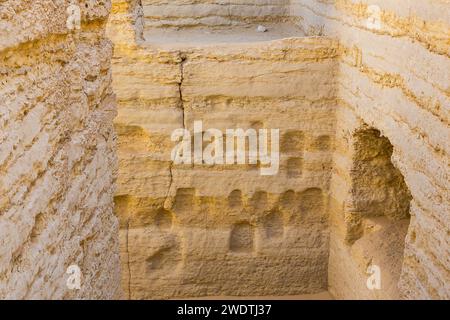 Egypte, Saqqara, entrée de la nécropole de Sérapéum : niches pour stèles. Banque D'Images