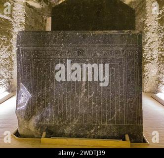 Egypte, Saqqara, nécropole de Sérapéum : énorme sarcophage de taureau Apis, avec hiéroglyphes. Banque D'Images