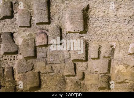 Egypte, Saqqara, nécropole de Sérapéum : textes de dédicace et niches pour stèles. Banque D'Images