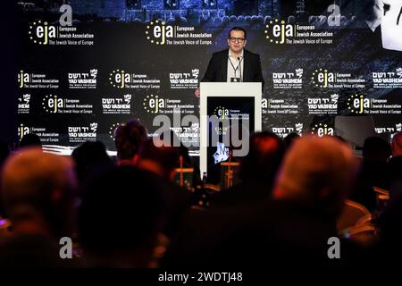 Cracovie, Pologne. 22 janvier 2024. Jorgos Papadakis, directeur général d’EJA, s’adresse au public du symposium de l’Association juive européenne au Centre de conférences de l’hôtel Hilton à Cracovie, à l’approche du 79e anniversaire de la libération d’Auschwitz à Cracovie, en Pologne, le 22 janvier 2024. Le symposium se concentre sur la montée de l'antisémitisme en Europe après l'attaque brutale d'octobre 7 2023 contre Israël et la réaction militaire aveugle d'Israël contre les Palestiniens. (Photo Dominika Zarzycka/Sipa USA) crédit : SIPA USA/Alamy Live News Banque D'Images