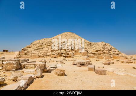 Egypte, Saqqara, pyramide d'Ounas et ses ruines de temple mortuaire. Banque D'Images