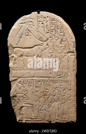 Egypte, Saqqara, Serapeum, Apis taureau stèle d'une femme nommée Sekhmet Néferet. Banque D'Images