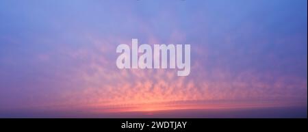 Fond de ciel de coucher de soleil avec de beaux nuages. Vue panoramique sur le ciel du soir. Banque D'Images