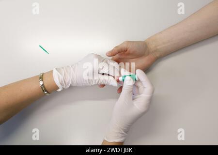 test sanguin des doigts, sang, tube à essai. Photo de haute qualité Banque D'Images