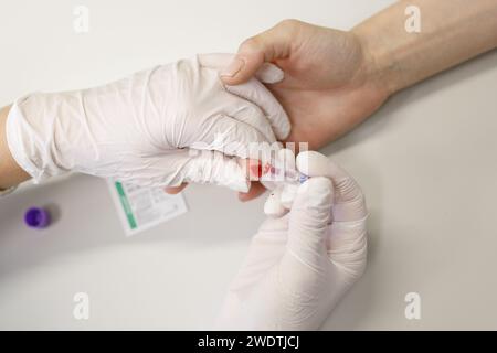 test sanguin des doigts, sang, tube à essai. Photo de haute qualité Banque D'Images