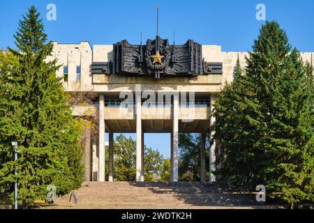 Un exemple d'architecture commerciale soviétique, socialiste russe et moderniste. Avec un grand sceau en bronze, une sculpture de crête et une étoile dorée. Aux militaires Banque D'Images