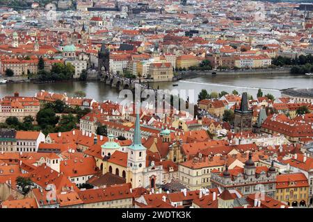 Panorama de la vieille ville de Prague avec des toits rouges célèbre pont Charles et rivière Vltava, République tchèque. Vue d'en haut Banque D'Images