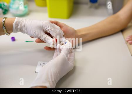 test sanguin des doigts, sang, tube à essai. Photo de haute qualité Banque D'Images