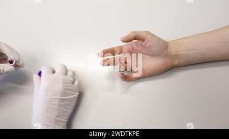 test sanguin des doigts, sang, tube à essai. Photo de haute qualité Banque D'Images