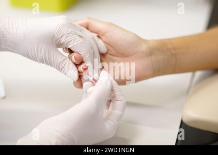 test sanguin des doigts, sang, tube à essai. Photo de haute qualité Banque D'Images