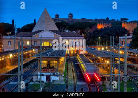 Vue arrière de la gare Roma Porta San Paolo, Rome, Italie Banque D'Images