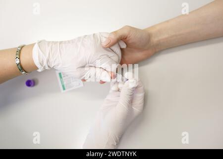 test sanguin des doigts, sang, tube à essai. Photo de haute qualité Banque D'Images