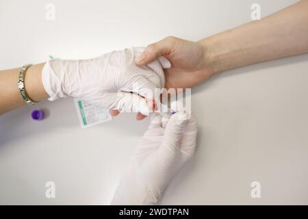 test sanguin des doigts, sang, tube à essai. Photo de haute qualité Banque D'Images