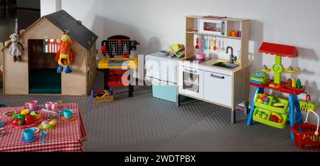 une salle de jeux dans un jardin d'enfants. Espace pour enfants. Photo de haute qualité Banque D'Images