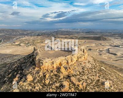 Vue aérienne de Castillo de Alcalá ou Castillo de la Puebla, château arabe dans la province de Murcie en Espagne au sommet d'une montagne calcaire à sommet plat. Banque D'Images