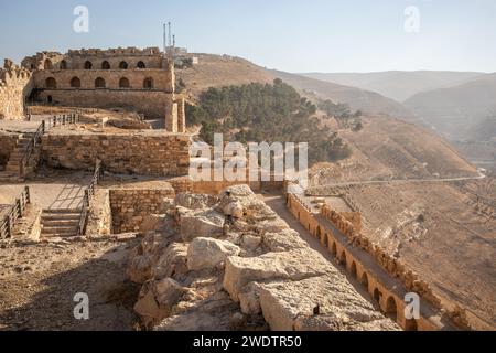 Château de Kerak pendant Sunny Day en Jordanie. Magnifique monument historique au Moyen-Orient. Site médiéval en plein air à Al-Karak. Banque D'Images