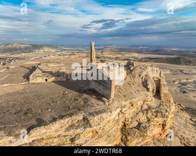 Vue aérienne de Castillo de Alcalá ou Castillo de la Puebla, château arabe dans la province de Murcie en Espagne au sommet d'une montagne calcaire à sommet plat. Banque D'Images