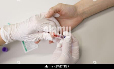 test sanguin des doigts, sang, tube à essai. Photo de haute qualité Banque D'Images