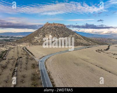 Vue aérienne de Castillo de Alcalá ou Castillo de la Puebla, château arabe dans la province de Murcie en Espagne au sommet d'une montagne calcaire à sommet plat. Banque D'Images