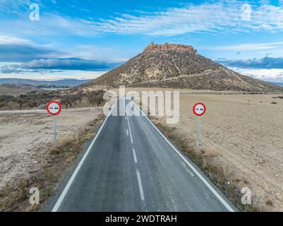 Vue aérienne de Castillo de Alcalá ou Castillo de la Puebla, château arabe dans la province de Murcie Espagne avec route et ne pas passer panneau Banque D'Images
