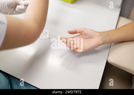 test sanguin des doigts, sang, tube à essai. Photo de haute qualité Banque D'Images