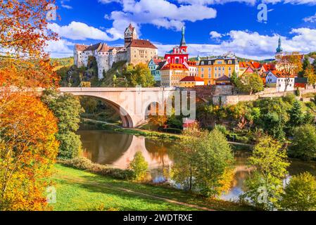 Loket, République tchèque. Charmante vieille ville colorée dans les Sudètes, Ohre River automne pittoresque en Bohême. Banque D'Images