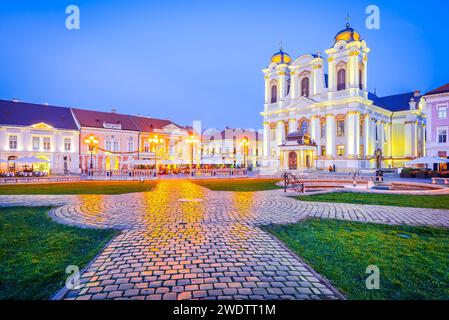 Timisoara, Banat - Roumanie. Scène de nuit avec Union Square centre-ville, belle cathédrale catholique baroque. Banque D'Images