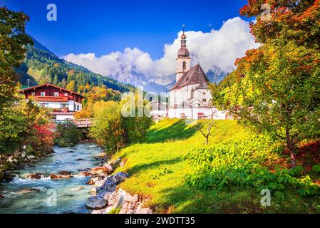 Ramsau, Berchtesgaden - Allemagne. Paysage automnal à Berchtesgadener, Bavière. Église paroissiale de St. Sebastian et la rivière Ramsauer Ache. Banque D'Images