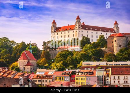 Bratislava, Slovaquie. Vue aérienne sur le toit du château, depuis la place de la vieille ville. Banque D'Images