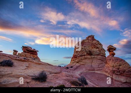 Lumière post-coucher du soleil sur les formations de grès érodées Navajo dans South Coyote Buttes, Vermilion Cliffs National Monument, Arizona. Banque D'Images