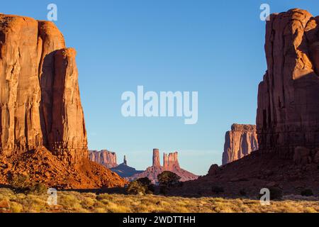 Vue de la fenêtre nord des monuments de l'Utah entre Elephant Butte et Cly Butte dans le Monument Valley Navajo Tribal Park en Arizona. G-D : Elephant Butte Banque D'Images