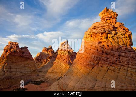 Lumière du coucher du soleil sur les formations de grès érodées Navajo dans South Coyote Buttes, Vermilion Cliffs National Monument, Arizona. Banque D'Images