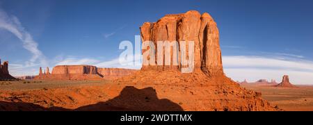 Vue au lever du soleil sur la Merrick Butte et les monuments dans le Monument Valley Navajo Tribal Park en Arizona. G-D : Three Sisters, Mitchell Mesa, Merrick B. Banque D'Images