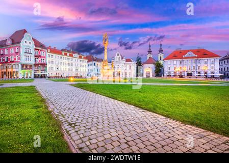 Timisoara, Roumanie. Capitale européenne de la culture de 2022, place baroque de l'Union, crépuscule illuminé. Banque D'Images