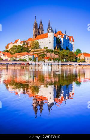 Meissen, Allemagne. Albrechtsburg réflexion d'eau sur l'Elbe, journée ensoleillée, Saxe médiévale. Banque D'Images