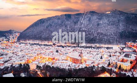 Brasov, Roumanie. Vue matinale enneigée de la vieille ville, vol de drone aérien de la saison de Noël en Transylvanie. Banque D'Images