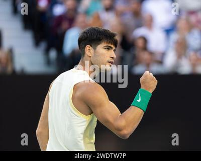 Melbourne, Australie. 22 janvier 2024. Carlos Alcaraz célèbre lors du match de 4e tour en simple masculin entre Carlos Alcaraz, d'Espagne, et Miomir Kecmanovic, de Serbie, au tournoi de tennis Open d'Australie à Melbourne, en Australie, le 22 janvier 2024. Crédit : Hu Jingchen/Xinhua/Alamy Live News Banque D'Images