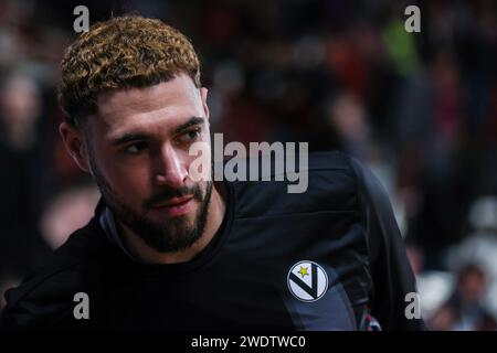 Varese, Italie. 21 janvier 2024. Isaia Cordinier #00 de Virtus Segafredo Bologna regarde pendant LBA Lega basket Un match de saison régulière 2023/24 entre Pallacanestro Varese OpenJobMetis et Virtus Segafredo Bologna à Itelyum Arena. Score final ; OJM Varese 69 | 81 Virtus Bologne. Crédit : SOPA Images Limited/Alamy Live News Banque D'Images