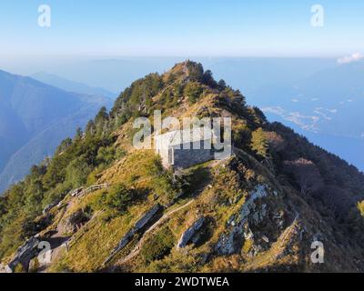 Vue aérienne de la chapelle de San Sfirio au sommet du mont Legnoncino Banque D'Images