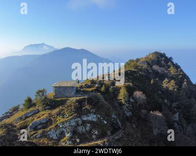 Vue aérienne de la chapelle de San Sfirio au sommet du mont Legnoncino Banque D'Images