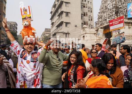 Kolkata, Bengale occidental, Inde. Le 22 janvier 2024, Kolkata, Bengale occidental, Inde : dans un éclat de couleurs et de festivités, Kolkata a assisté à un rassemblement animé célébrant l'inauguration du RAM Mandir à Ayodhya et du Pran Pratishtha de Shri RAM Murti par le Premier ministre indien Narendra Modi. Les rues de la ville ont été remplies de milliers de participants, dirigés par Shubhendu Adhikari, le chef de l'opposition dans le gouvernement du Bengale occidental. Crédit : ZUMA Press, Inc./Alamy Live News Banque D'Images