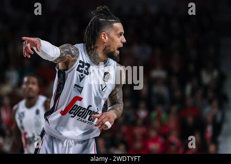 Varese, Italie. 21 janvier 2024. Daniel Hackett #23 de Virtus Segafredo Bologna gestes pendant LBA Lega basket match de saison régulière 2023/24 entre Pallacanestro Varese OpenJobMetis et Virtus Segafredo Bologna à Itelyum Arena. Score final ; OJM Varese 69 | 81 Virtus Bologne. (Photo de Fabrizio Carabelli/SOPA Images/Sipa USA) crédit : SIPA USA/Alamy Live News Banque D'Images