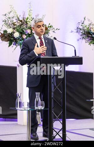 Londres, Royaume-Uni. 22 janvier 2024. Sadiq Khan, maire de Londres, s'adresse aux invités et aux orateurs. Le service annuel de la Journée commémorative de l'Holocauste à l'hôtel de ville, un événement conjoint avec le maire de Londres, l'Assemblée de Londres, Holocaust Educational Trust et le Holocaust Memorial Day Trust commémore les victimes de l'Holocauste et offre un temps de réflexion pour les personnes touchées par les génocides les plus récents. Crédit : Imageplotter/Alamy Live News Banque D'Images