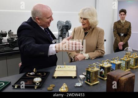 LA CORRECTION RETRANSMISE DE FILS en FILS Richard Deacon, directeur général de Deacon & son, l'une des plus anciennes entreprises familiales de Swindon, Wilsthire, montre à la reine Camilla une sélection d'horloges de chariot, alors que l'entreprise célèbre 175 ans de commerce. Date de la photo : lundi 22 janvier 2024. Banque D'Images