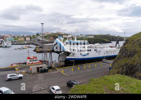 Stykkisholmur, Islande - 1 juillet 2023 : vue du ferry Baldur Seatours depuis l'île de Sugandisey Banque D'Images