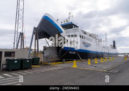 Stykkisholmur, Islande - 1 juillet 2023 : vue du ferry Baldur Seatours depuis l'île de Sugandisey Banque D'Images